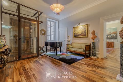 Located in the heart of Chambéry, this magnificent 360 m2 bourgeois apartment occupies the prestigious first floor of a historic building steeped in history. In the immediate vicinity of the castle of the Dukes of Savoy, this private mansion, built b...
