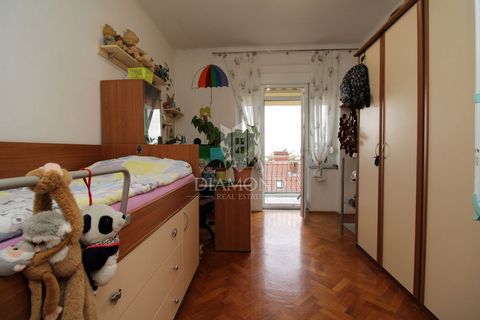Location: Primorsko-goranska županija, Rijeka, Bulevard. Bulevard, Apartment on the second floor of the villa with a view of Kvarner. This comfortable apartment on the second floor of the villa is ideal for your new home. The wonderful view of the en...