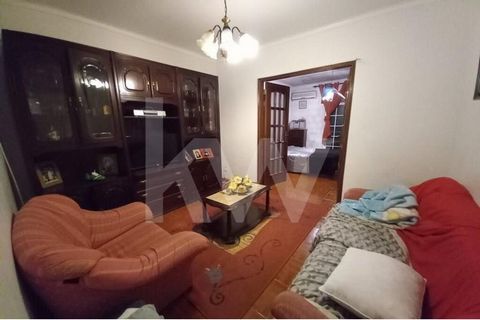 Discover Your Perfect Getaway in Setúbal: 3-bedroom townhouse with unique charm! *****I am pleased to OFFER my purchasing clients the VALUE OF DEED!!!!*****I present a truly special property, a building with a robust structure, combining reinforced c...