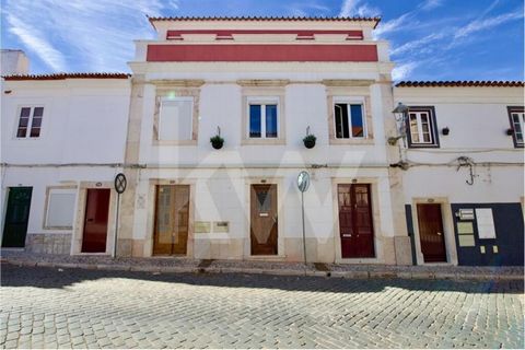 I present this building in the center of Estremoz with a location that allows you to enjoy everything that this beautiful city has to offer. It is an article that combines 3 fractions, with a useful area of 436m2 and multiple rooms. Excellent opportu...