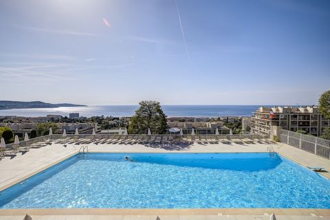 Discover this superb 3-room apartment, completely renovated with taste, located in the prestigious residence Les Constellations de Fabron in West Nice. Nestled on a high floor and in a corner, this rare property of 76m2 benefits from a circular terra...