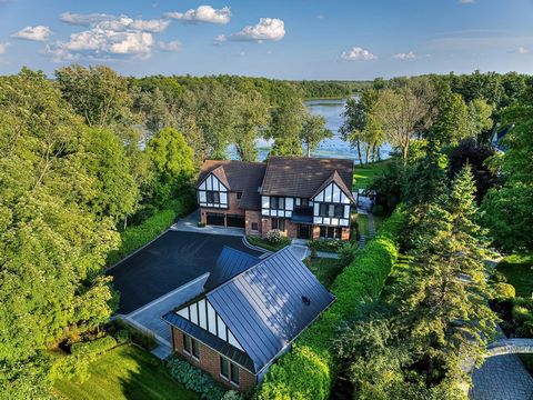 Somptueuse propriété au style néo-Tudor située sur 1 site unique et convoité. Sise sur un terrain intime de 44 000 pc sur l'Île Morris en bordure de la rivière des Mille-Îles avec un quai privé offrant une vue panoramique exceptionnelle sur le bord d...