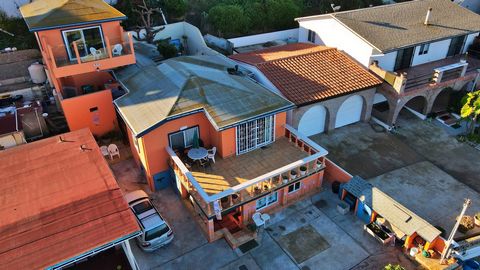 399.000 Bella casa di fronte all'oceano a circa 1 ora a sud di Ensenada, Baja CA, Messico Presentazione di una squisita residenza sulla spiaggia Questa proprietà comprende un affascinante 1 camera da letto, 1 bagno, cucina Appartamento al piano terra...