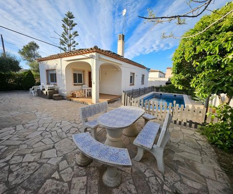 In the Tres Calas urbanization of the fishing village of lAmetlla de Mar we sell a detached detached house of 90 M2 on a corner plot of 450 M2 with a fenced pool distributed on the ground floor in 2 living rooms kitchenette 2 bedrooms possible 3 1 fu...