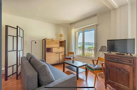 Schitterende studio aan het strand in Saint-Jean-de-Luz Droomt u van een pied-a-terre aan zee? Zoek niet meer! Ontdek deze prachtige, volledig gerenoveerde studio van 41 m² met een adembenemend uitzicht op de oceaan, gelegen aan de kust in Saint-Jean...