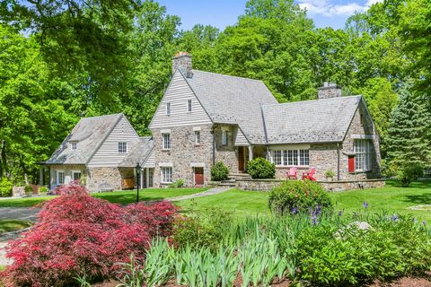 Laurelrock was built by a branch of the Roosevelt family as a country retreat in 1932. After an extensive renovation and expansion in 2010, Laurelrock today exudes a casual and contemporary elegance that is enhanced by its delightful assurance of his...