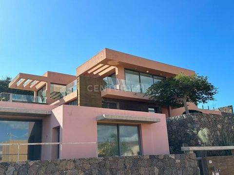 Century 21 Capital Lpa and Dream Homes presents: Spectacular Luxury apartment in Salobre Golf with a magnificant views. The ground floor has a constructed area of 187 m2 and is made up of a living-dining room - kitchen, hallway, two bedrooms, and two...