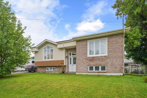 A rarity on the market! Duplex located in Mirabel (Saint-Canut), everything is available in the area. Library, arena, synthetic sports field, tennis, major grocery markets, pharmacies, dental care, veterinarian, elementary school, daycare and many ot...