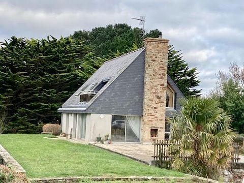 PLESTIN LES GREVES, 3 minuten van de stranden van LOCQUIREC huis van de jaren 1984 met uitzicht op zee, met inbegrip van een prachtige woonkamer met open haard, en uitkomend op een terras van ongeveer 100m2. Ingerichte en uitgeruste keuken, een slaap...