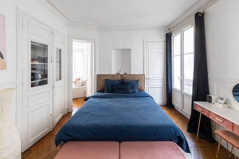 Profitez de ce grand appartement typiquement parisien (moulures, cheminée, parquet d'origine) avec grande hauteur sous plafond (4,5m dans tout l'appartement. Chaque pièce (chambre, bureau, salon, cuisine, salle de bain) profite d'un balcon et d'une d...