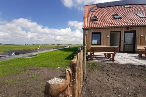 Kom lekker op z'n Friesch genieten in de rustige omgeving van Leons: het hart van Friesland. Vanuit deze in 2024 nieuw gebouwde, moderne villa ontdek je met gemak alle omliggende grote Friese steden. De woning zelf biedt ruimte voor maximaal 8 person...