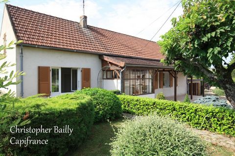 Charmante maison de village de 74 m², sur un agréable terrain de 1100 m². Cette maison s'ouvre actuellement sur une véranda, suivie d'une cuisine et une pièce de vie de 15 m². Un bureau, une spacieuse salle de bain, un WC indépendant et deux chambres...