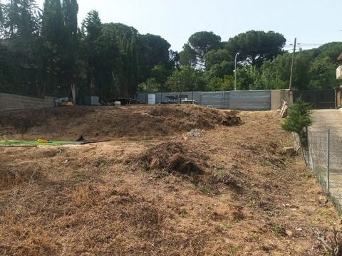 Plot in the Lloret Residencial urbanization of Lloret de Mar. Developable plot of 409m², ideal for building the house of your dreams in one of the most exclusive areas of the Costa Brava. Located just 7 minutes from the centre of Lloret de Mar, you w...