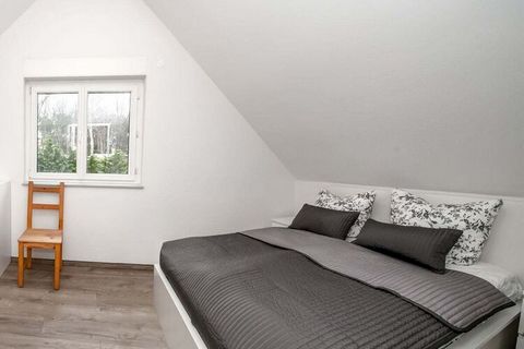 Liebe Gäste, unserer Ferienhaus ist 125m² groß, bietet optimalen Komfort für max.8 Personen und ist u.a. mit einer Gartensauna ausgestattet. Mit 3 Schlafzimmern und 2 Bädern ist das Haus besonders Familienfreundlich. Das Untergeschoss ist barrierefre...