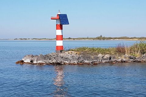 hochw. Ferienhaus eingezäunt in Makkum Beach Resort am Wasser, mit Sauna,Fahrräder, Waschm.,Trockner, Bootsteg, Kamin, Nähe Strand, Boot,Hunde erlaubt