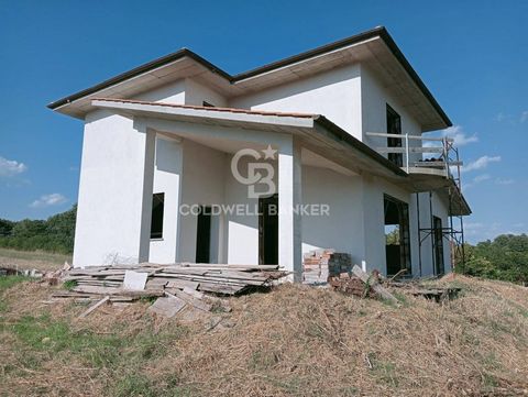 Zona residenziale in Via Valle Mola poco distante da Sutri ( Monte Topino) e da Trevignano Romano ( circa 5 km). Immersa nel verde delle campagne del viterbese la proprietà, ancora da ultimare, è un unifamiliare disposta su due livelli. Al piano terr...