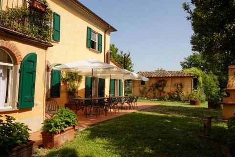 Tenuta di campagna toscana con ampio giardino recintato e piscina privata (ad uso esclusivo), camino, barbecue, parco giochi con altalene e scivolo