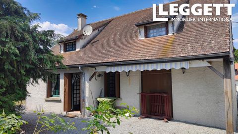 A15181 - Groot vrijstaand huis met twee slaapkamers in een privé-omgeving in een schattig gehucht net buiten Saint-Léger-Magnazeix. Karakter blootgestelde balken en royaal geproportioneerde kamers op zoek naar de volgende eigenaar die dit huis zal no...