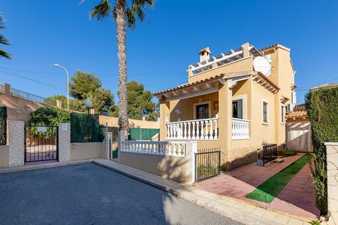 Diese freistehende Villa mit 2 Schlafzimmern und 2 Bädern verfügt über ein geräumiges Wohnzimmer mit schönen Holzbalken an der Decke, mit einer offenen Küche und einem Badezimmer für mehr Komfort in diesem Erdgeschoss, und im ersten Stock gibt es zwe...