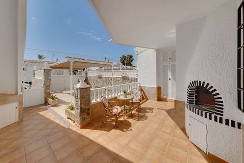 Ruime bungalow op de begane grond gelegen in de wijk La Regia, Orihuela Costa. Deze gezellige woning ligt op slechts een kwartier lopen van het prachtige strand van Cabo Roig, en dicht bij de fantastische stranden van Campoamor en La Zenia. Een waar ...