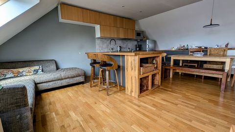 Entdecken Sie urbane Eleganz in dieser atemberaubenden 170 m² großen Maisonette-Wohnung in einem denkmalgeschützten historischen Gebäude im Herzen von Leipzig. Mit einem geräumigen Grundriss über zwei Etagen mit direktem Fahrstuhl-Zugang zum 4. Stock...