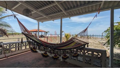 Esta deslumbrante casa de praia renovada de três quartos e dois banheiros vem pronta para uso!  Traga sua escova de dentes.   Venha experimentar os prazeres intermináveis do pôr do sol e longas caminhadas na praia.  Esta casa é a propriedade dos seus...