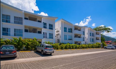 Ontdek dit charmante appartement te koop aan het prachtige strand van Jacó, met 2 slaapkamers, 2 badkamers en een bouwoppervlakte van 63 m2. Deze ruimte omvat een gezellige woonkamer, een geïntegreerde keuken en een toegewezen parkeerplaats. Het appa...