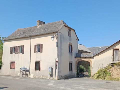 Located in a peaceful village, farmhouse consisting of a 168 m² house to renovate with its well at the front and many outbuildings around, all on a plot of 2,388 m². 20 minutes from the city center of Rodez, 10 minutes from all shops and services, 30...