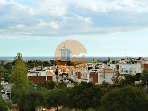 Appartement T2 au dernier étage dans l'urbanisation Fonte Salgada Cet appartement est situé au 3ème et dernier étage d'un immeuble avec ascenseur et se compose de : - Hall d'entrée - Cuisine équipée avec cellier et accès à un balcon - Salon/salle à m...