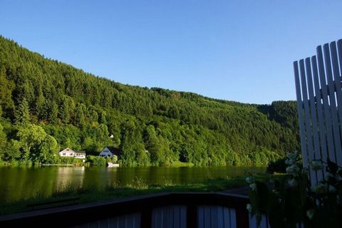 Die Einrichtung teils antik, trotzdem topmodern. Massive Schiefer/Eichenholz Küche mit Induktionsherd, Spülmaschine und Kaffeevollautomat. eigener Schwimm / Kanusteg vor der Terrasse mit kostenlosen Kanus und Ausrüstung Interesse an einem Urlaub im a...