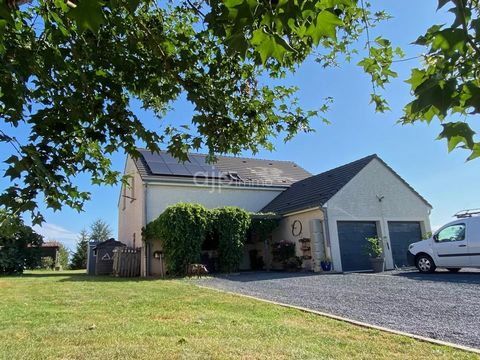 A medio camino entre Cluny y Montceau les Mines, casa construida en 2006 sobre una parcela de 3006 m². La vivienda ofrece en la planta baja: un salón-cocina con estufa de leña, un dormitorio con su baño, aseo independiente, cuarto de calderas-lavader...