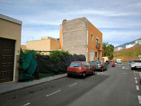 Ce terrain urbain de 102m² est situé dans le quartier calme de Los Trazos La Orotava et offre une opportunité unique de construire la maison de vos rêves. Situé dans un cadre paisible, ce terrain est idéal pour ceux qui recherchent la combinaison par...