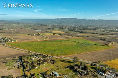 Im Süden von Sonoma befinden sich 76+/- Hektar an der Sonoma Coast, Carneros und Sonoma Valley AVA. Es wird geschätzt, dass 40-46+/- Hektar für Weinberge bepflanzbar sind. Zoned- LIA, landintensive Landwirtschaft mit Steuervorteilen nach dem Williams...