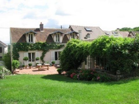 Dans un village classe, propriete ancienne de 140 m2 habitables, lumineuse et exposee plein sud repartie sur deux niveaux, nichée sur un terrain de 1 600 m2 entie`rement clôture, offrant une intimite totale et sans vis-à-vis. A l'abri des regards, ce...