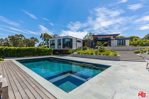 Eingebettet in das begehrte Viertel Point Dume in Malibu bietet das 29201 Larkspur Lane einen frischen, modernen Rückzugsort. Diese atemberaubende, kürzlich erbaute Residenz bietet warme, moderne Eleganz mit Oberlichtern, edlen Holzböden und stilvoll...