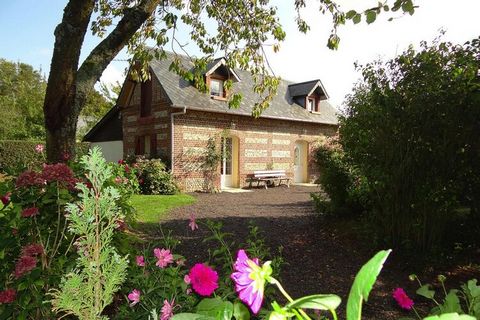 Cette maison de vacances typiquement normande se situe à une petite demi-heure de route de la fantastique Côte d'Albâtre, en bordure d'un petit village, Elle offre un bon confort et beaucoup d’espaces pour 4 personnes. Son jardin fleuri invite à d’ag...