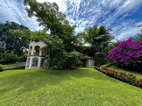 Bebaute Fläche: 393   m² Grundstücksfläche: 1368 m² Schlafzimmer: 3 Badezimmer: 4,5 Garage: 3 Art der Immobilie: Haus Zustand: Sekundenzeiger Dieses schöne Haus genießt eine hervorragende Lage in der Wohngegend Sitio Real. Umgeben von üppiger Vegetat...