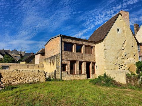 Située au plein de coeur de la petite ville de ST CALAIS, petite citée de caractère.... A seulement 2h15 de PARIS, 25mn de Vendôme (Gare TGV) et 35mn de LA FERTE BERNARD (Sortie Autoroute).... Vous êtes amoureux de l'histoire, de la restauration auth...