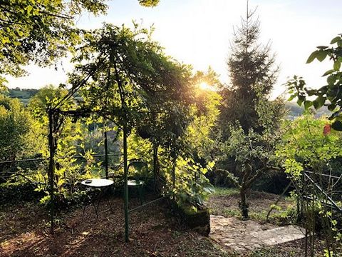 Entdecken Sie dieses prächtige Haus im Herzen eines ruhigen Dorfes, das alle wichtigen Annehmlichkeiten bietet. In einer echten grünen Umgebung von mehr als 1200 m² gelegen, sorgt dieses vollständig von Mauern umgebene Anwesen für Ruhe und Privatsphä...