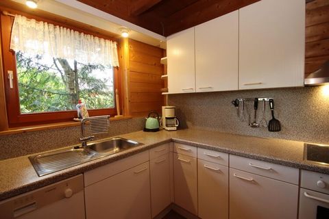 Cabaña rústica de madera con sauna y amplia parcela natural y magníficas vistas al lago. En esta zona de casas de vacaciones hay dos lagos para nadar, que están disponibles exclusivamente para usted como huésped de la casa. Su región de vacaciones pr...