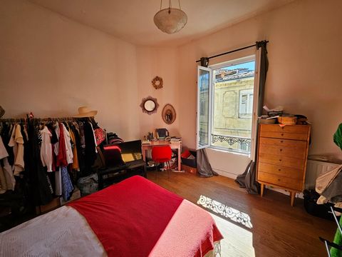 Appartement T3 de 60m² carrez plus sur 51m² dont une double cave, une mezzanine ainsi qu'un garage de 17m². Dans un immeuble en pierre quartier Victoire et Capucins à 5min du tram A, petite copropriété de 4 lots au syndic bénévole. Appartement sur 4 ...