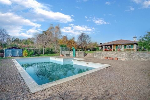 Villa con piscina en venta en Gattico-Veruno, rodeada de vegetación y naturaleza virgen en una zona tranquila. La prestigiosa villa fue construida recientemente, que data del año 2000. Tiene una superficie interior de 360 metros cuadrados dispuestos ...