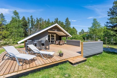 Auf einem besonders attraktiven Naturgrundstück am Ende einer ruhigen Sackgasse in Houstrup steht dieses gut instand gehaltene und gemütlich eingerichtete Ferienhaus. Wohnzimmer und Küche liegen in offener Verbindung zueinander, mit einem Kaminofen i...