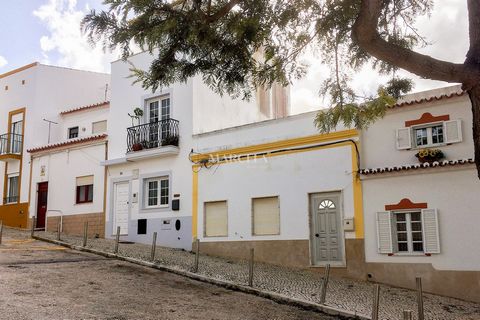 Grande opportunità per costruire la casa dei vostri sogni! La struttura si trova in una zona molto tranquilla nel centro storico di Lagos. L'attuale casa è già stata demolita e lo studio archeologico completato, il che facilita l'intero processo di e...