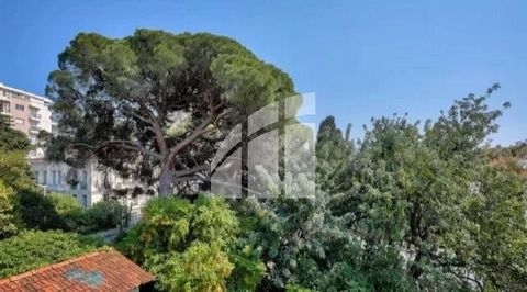 PORT DE NICE CASA-GIARDINO di 1800 m2// - Casa di 10 locali con grande potenziale costruita nel 1981. Ai piedi del Mont Boron, a pochi minuti dal quartiere del porto, venite a scoprire questa casa immersa in un angolo verde arretrato dai fastidi, e c...