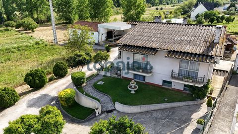 Magnifique villa située sur un terrain clôturé d’environ 6000m2, située au bord de la rivière, bonne exposition au soleil. La propriété dispose d’un grand espace extérieur où vous trouverez : Espace de vie avec barbecue, cabanon, terrain urbanisable,...