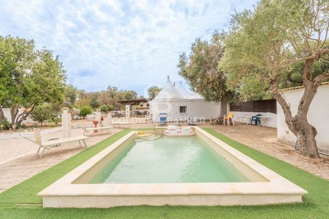 In the wonderful Ostuni countryside, we offer for sale, trullo with swimming pool in Contrada Grotta on the Ostuni-Francavilla provincial road, about 4 km from Ostuni. The property is composed of 4 trulli, the first of which is used as an entrance-li...