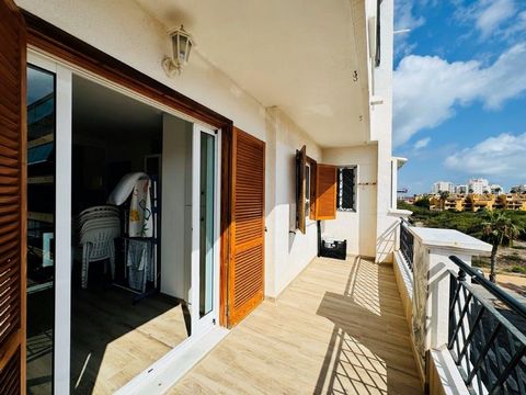 Maison entièrement rénovée dans l'urbanisation Viñamar V, à La Mata, à seulement 300 mètres des plus belles plages. La maison dispose de 45 m2 répartis en une cuisine américaine ouverte sur le séjour, 1 salle de bain, 1 chambre et une grande terrasse...