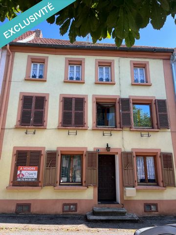 Spécial investisseurs ou grande famille. Maison ancienne sur trois niveaux d'environ 155m2, mitoyenne, située à LIXHEIM, proche de PHALSBOURG. Un beau terrain de 1050m2 avec verger non attenant, clôturé, vous invite à la détente. Cette maison de 6 pi...