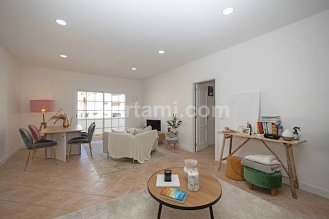 Excellent two plus one bedroom apartment in Albufeira in a privileged location close to all services, shops and the beach. This apartment consists of a living room and large kitchen, with pantry, three bedrooms, with built-in closets, one of which is...